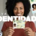 Mulher segurando nova carteira de identidade nacional com destaque para documento