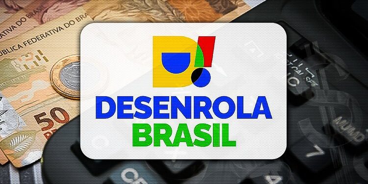 Logo do Desenrola Brasil sobre notas de R$ 50 e teclado de calculadora preta