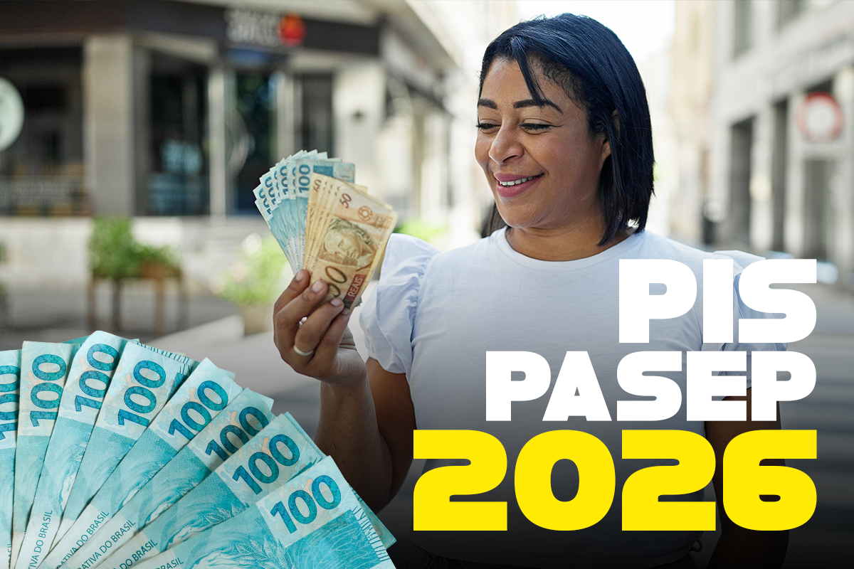 Uma mulher sorridente em uma rua urbana segura um leque de notas de 100 e 50 reais. No canto inferior esquerdo há outro leque de notas de 100 reais e, à direita, o texto gráfico "PIS PASEP 2026" em branco e amarelo.