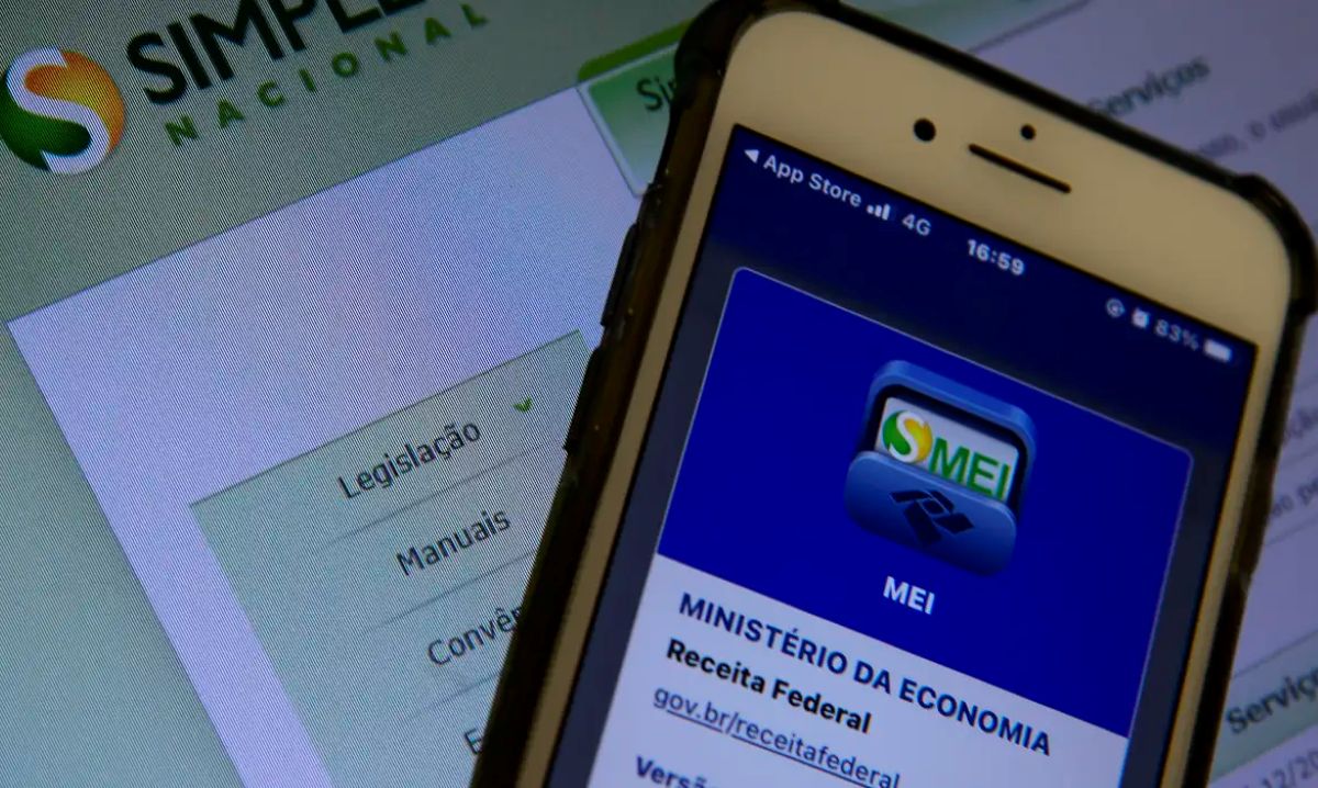 Aplicativo do MEI aberto no celular ao lado do portal do Simples Nacional