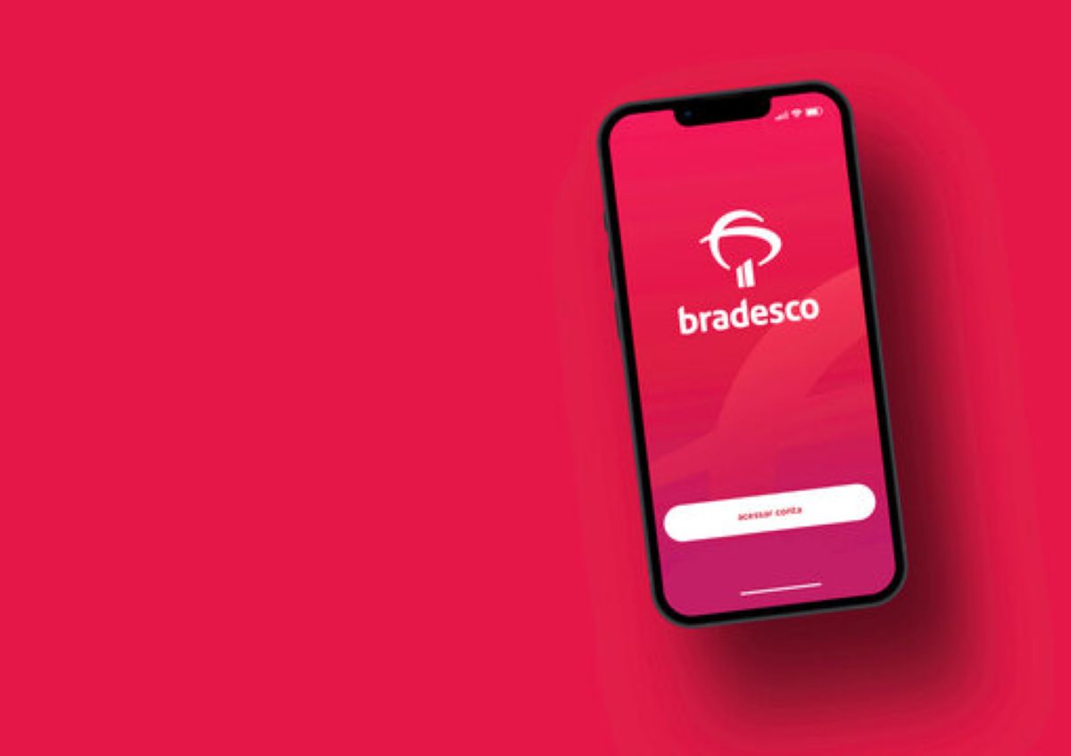 Celular com aplicativo do Bradesco em um fundo vermelho