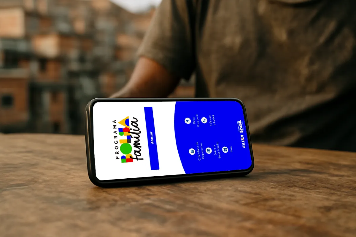 Celular com aplicativo do Bolsa Família aberto representando solicitação de desligamento voluntário