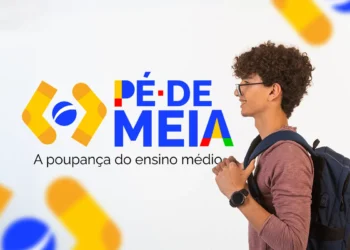 Estudante de mochila observa o logotipo do Pé-de-Meia, em referência aos passos necessários para regularizar pendências e desbloquear o benefício do governo federal antes da próxima rodada de pagamentos.