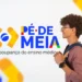Estudante de mochila observa o logotipo do Pé-de-Meia, em referência aos passos necessários para regularizar pendências e desbloquear o benefício do governo federal antes da próxima rodada de pagamentos.
