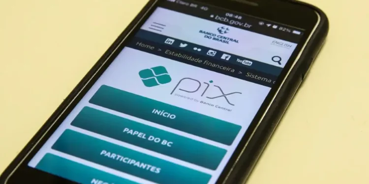 Smartphone exibindo o site oficial do Banco Central com informações sobre o Pix, sistema de pagamentos instantâneos no Brasil, alvo de fraudes e golpes digitais.