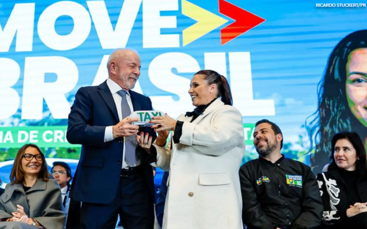 Cerimônia oficial de lançamento do programa Move Brasil, com painel do governo ao fundo.