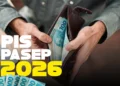 Carteira com notas de dinheiro e destaque para o PIS/Pasep 2026