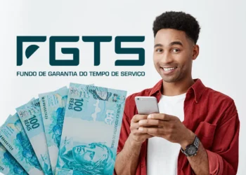 Homem segurando celular ao lado do logo do FGTS e notas de cem reais