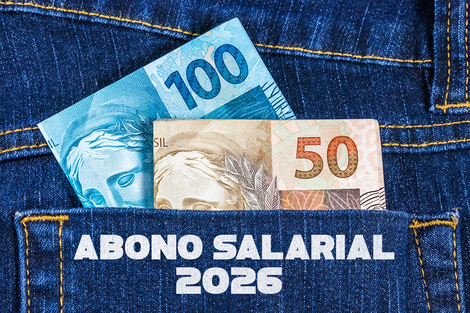 Notas de 100 e 50 reais dentro do bolso de calça jeans com a frase “Abono Salarial 2026”