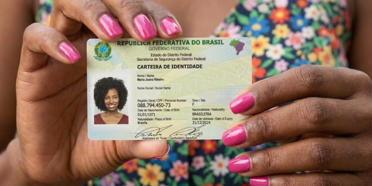 Mulher mostra carteira de identidade brasileira com unhas rosa e vestido floral.