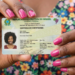 Mulher mostra carteira de identidade brasileira com unhas rosa e vestido floral.