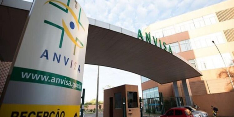 Fachada da sede da Anvisa em Brasília com totem amarelo exibindo logotipo