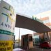 Fachada da sede da Anvisa em Brasília com totem amarelo exibindo logotipo