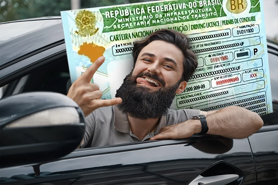 Homem barbudo sorrindo, fazendo gesto de rock na janela do carro com CNH gigante ao fundo