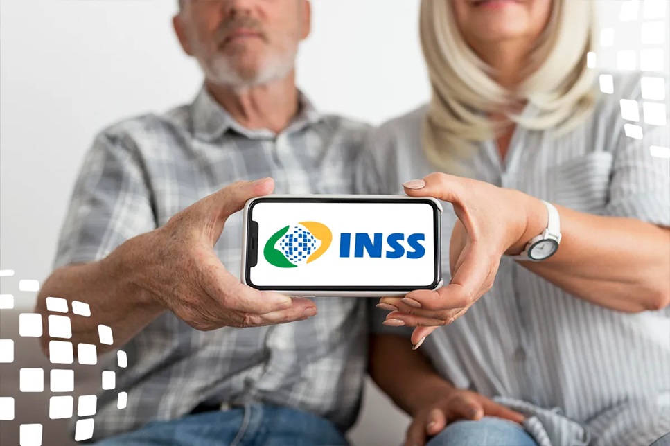 Casal de idosos segura celular exibindo logotipo do INSS, destaque para consulta digital
