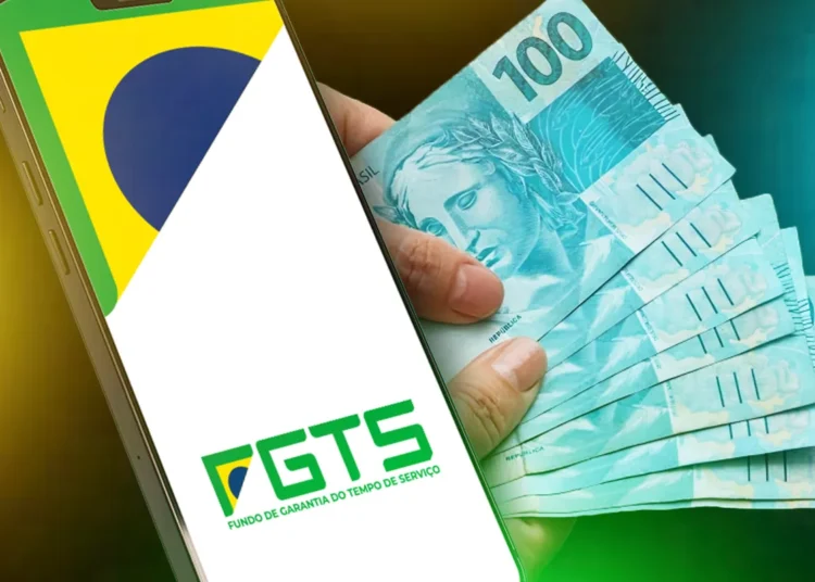 Mão segura notas de 100 reais ao lado de celular exibindo logo do FGTS.
