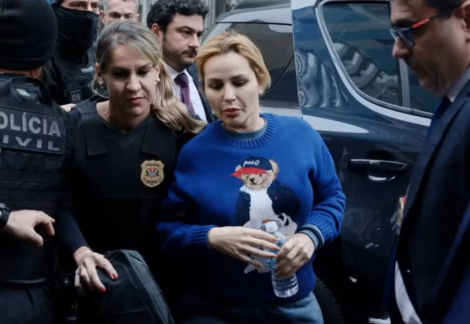 Deolane Bezerra em registro policial