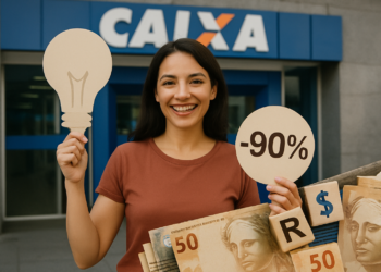Mulher sorrindo segura símbolo de lâmpada e placa -90% em frente à agência Caixa com notas de cinquenta reais