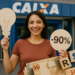 Mulher sorrindo segura símbolo de lâmpada e placa -90% em frente à agência Caixa com notas de cinquenta reais