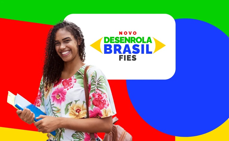 Estudante de camiseta azul sorri ao contar dinheiro na saída do Banco do Brasil