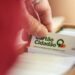 Mão retira Cartão Cidadão do Sistema Estadual de Cidadania Fiscal em caixa de cartões