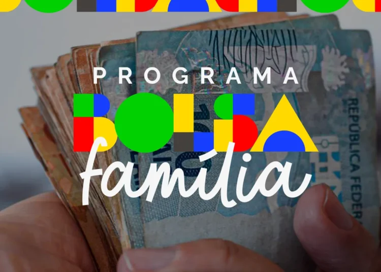 Mão segurando várias notas de reais com texto Programa Bolsa Família colorido sobreposto.