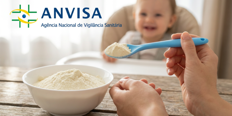 Mãos seguram colher azul com leite em pó, tigela branca, bebê sorrindo ao fundo e logo da Anvisa.