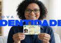 Mulher sorridente com óculos segura nova carteira de identidade brasileira, texto "Nova Identidade" em azul