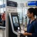 Mulher realiza biometria facial em totem eletrônico no embarque do aeroporto de Guarulhos