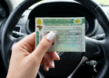 Carteira Nacional de Habilitação do Brasil é exibida dentro de carro.