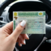 Carteira Nacional de Habilitação do Brasil é exibida dentro de carro.