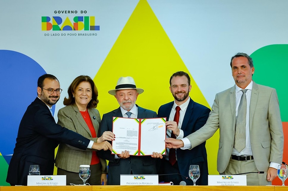 Lula e ministros exibem documento assinado com selo oficial em mesa do governo