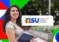 Jovem sorridente segura caderno ao lado do logo do Sisu, com fundo colorido e natureza