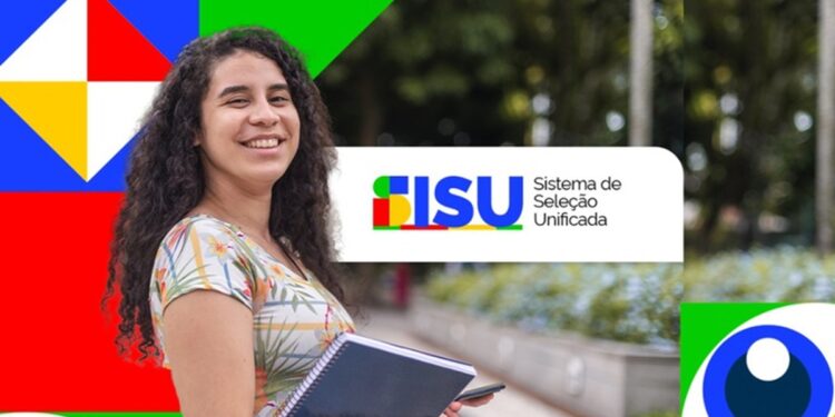 Jovem sorridente segura caderno ao lado do logo do Sisu, com fundo colorido e natureza