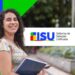 Jovem sorridente segura caderno ao lado do logo do Sisu, com fundo colorido e natureza