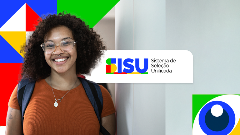 Jovem mulher negra de cabelos cacheados e óculos sorri com mochila; logo do Sisu ao lado
