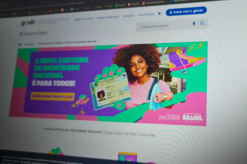 Jovem negra sorridente, cabelo crespo, segurando CIN em banner digital colorido do Governo Federal