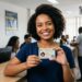 Mulher sorrindo mostra CIN em um posto de atendimento, com cartaz "Emissão Aqui" ao fundo