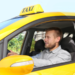 Motorista de táxi sorridente conduzindo veículo amarelo em área urbana.