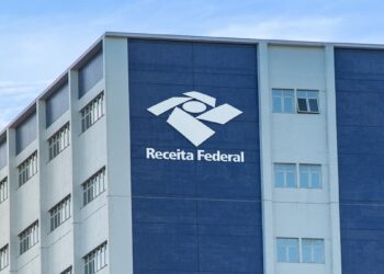 Prédio da Receita Federal com logomarca e céu azul ao fundo