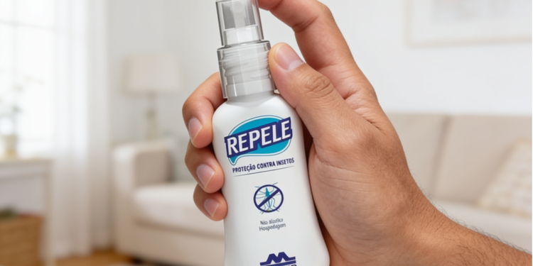 Mão segurando frasco do repelente REPELE com rótulo azul em sala iluminada.