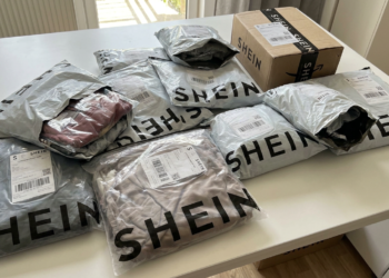 Pacotes da Shein encima de mesa branca.