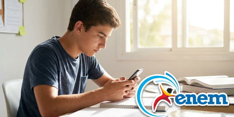 Estudante focado revisa conteúdos do ENEM usando o celular.