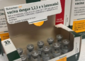 Frascos de vacina Butantan-DV contra dengue 1,2,3,4 em caixa com rótulo destacando uso do Ministério da Saúde.