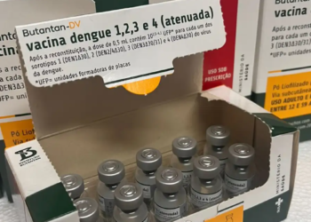 Frascos de vacina Butantan-DV contra dengue 1,2,3,4 em caixa com rótulo destacando uso do Ministério da Saúde.
