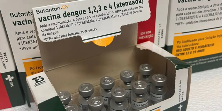 Frascos de vacina Butantan-DV contra dengue 1,2,3,4 em caixa com rótulo destacando uso do Ministério da Saúde.