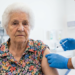 Senhora sendo vacinada em ambiente hospitalar.