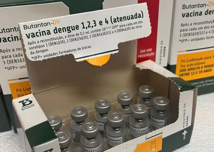 Frascos de vacina Butantan-DV contra dengue 1,2,3,4 em caixa com rótulo destacando uso do Ministério da Saúde.