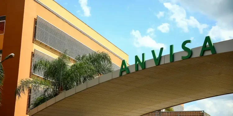 Fachada da Anvisa em prédio institucional com sinalização verde na entrada.