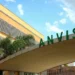 Fachada da Anvisa em prédio institucional com sinalização verde na entrada.